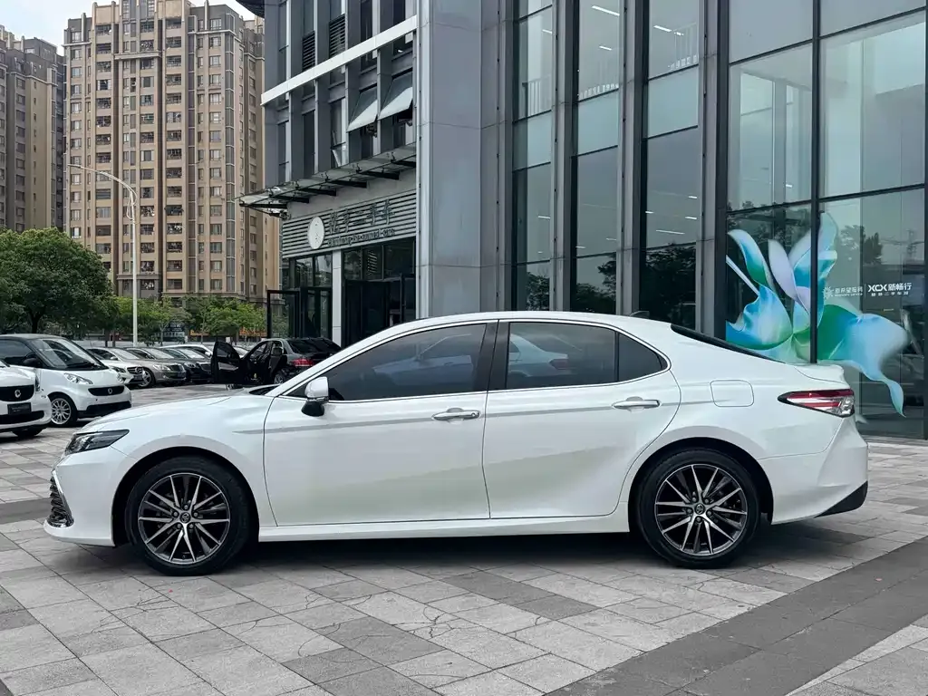 Toyota Camry — фото 7