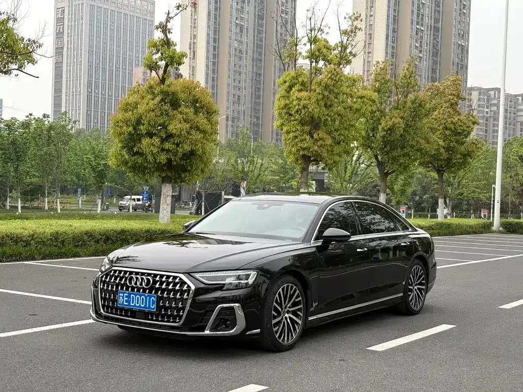 Audi A8 — фото 1