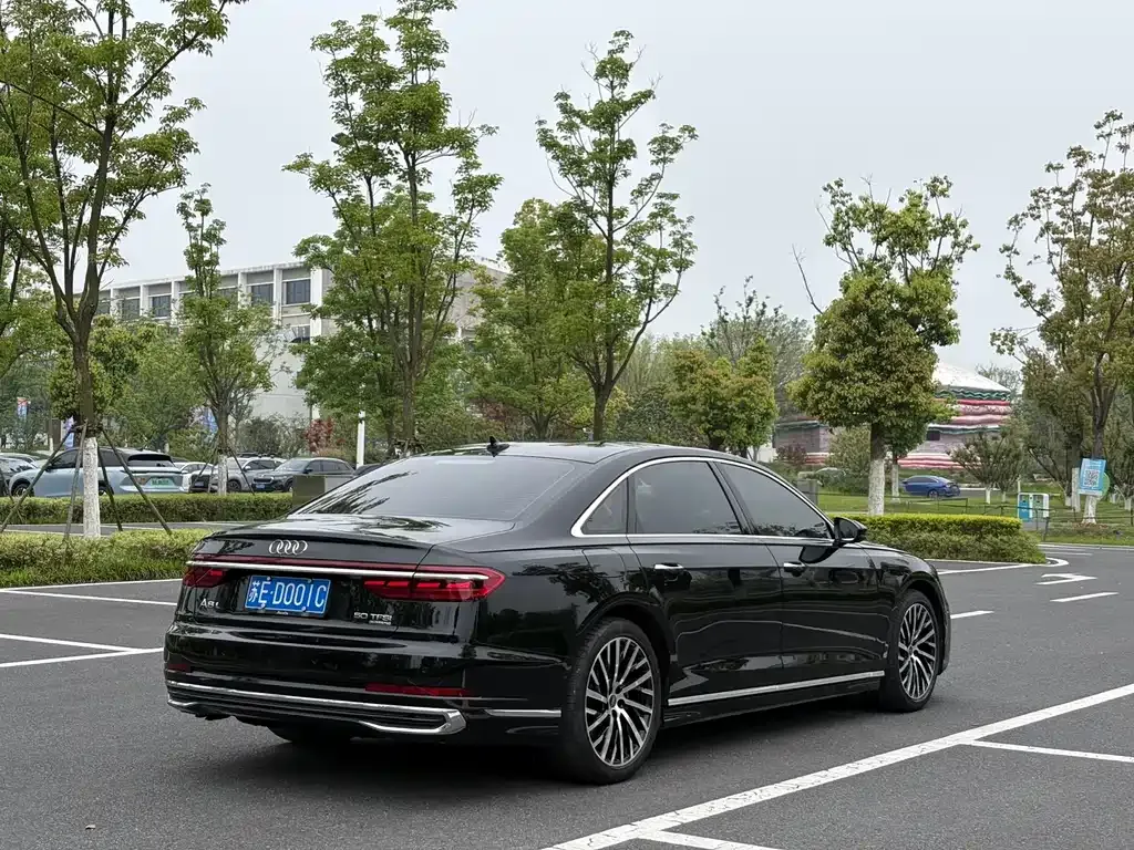Audi A8 — фото 10