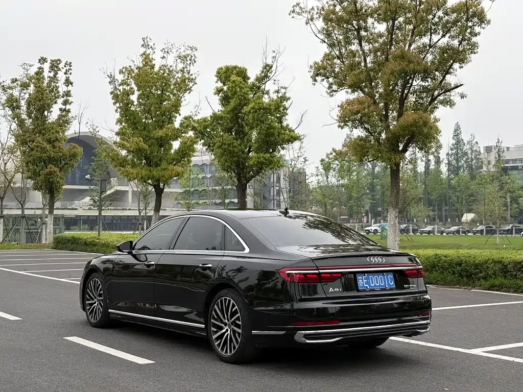 Audi A8 — фото 5