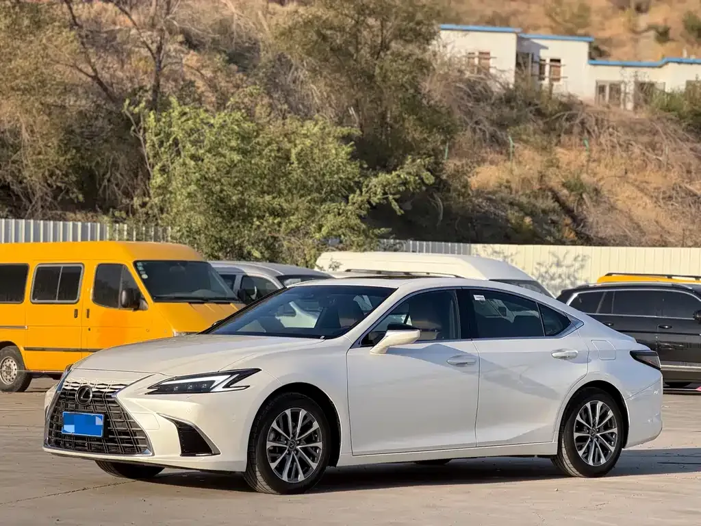 Lexus ES — фото 1