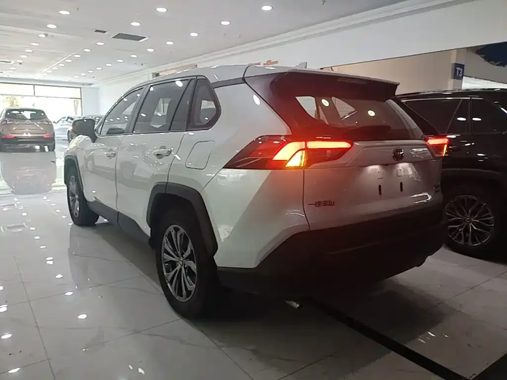 Toyota RAV4 — фото 3