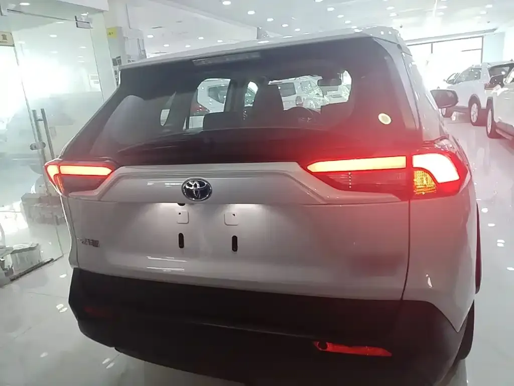 Toyota RAV4 — фото 4