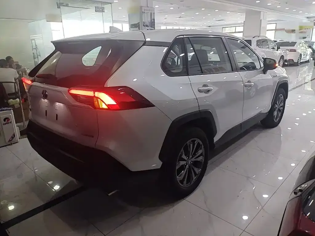 Toyota RAV4 — фото 10