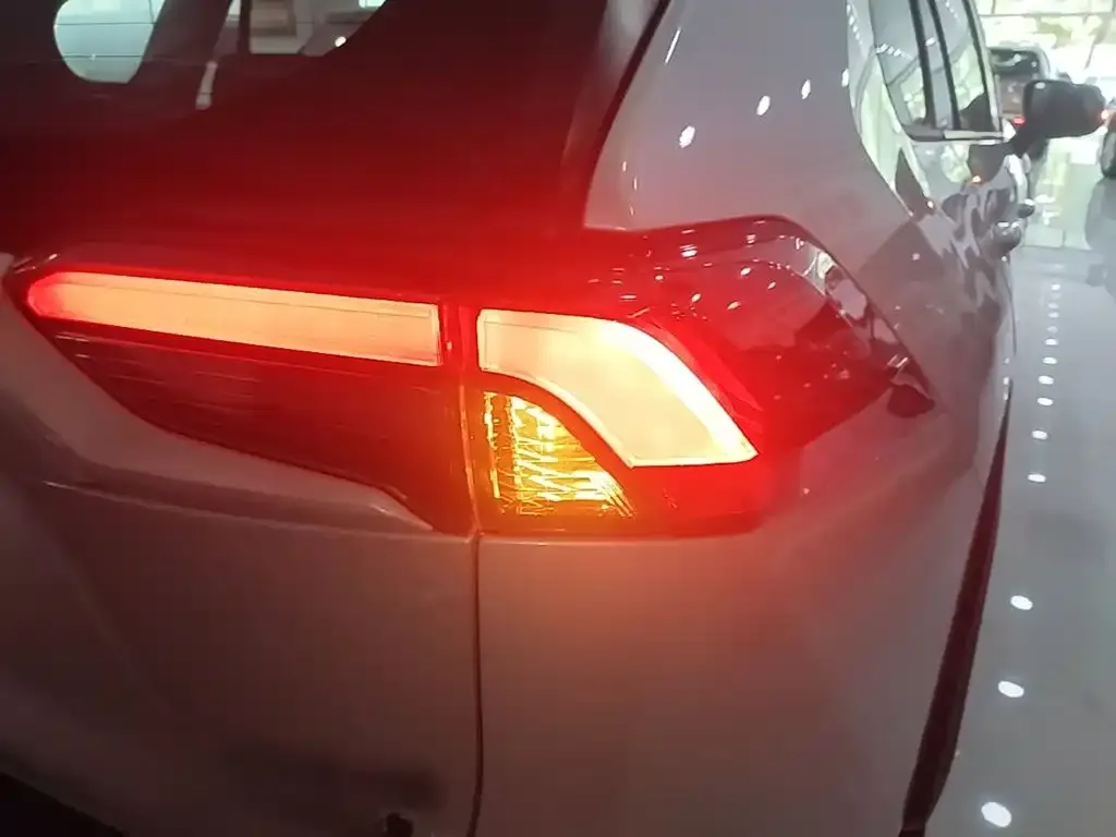 Toyota RAV4 — фото 7
