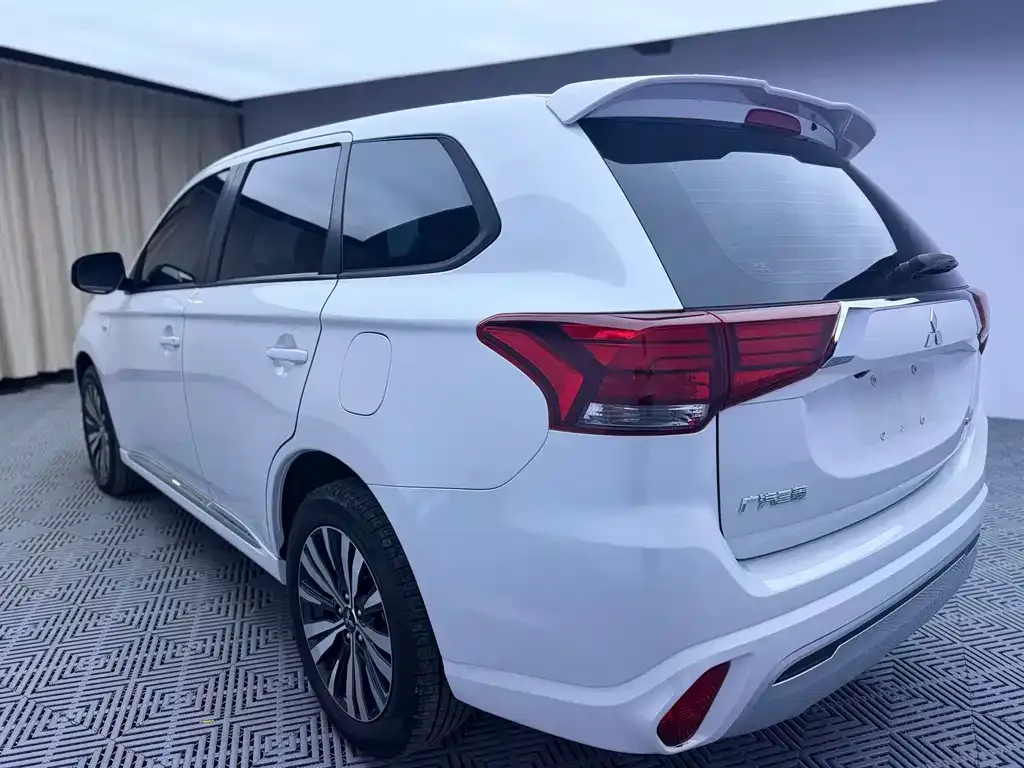 Mitsubishi Outlander — фото 8