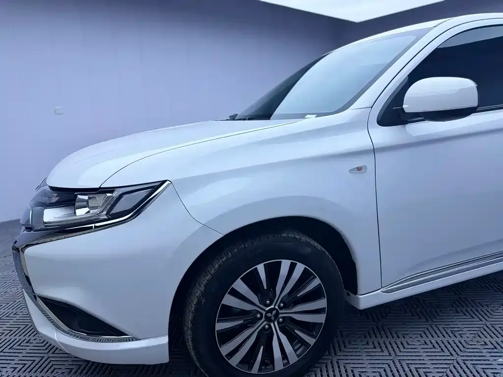 Mitsubishi Outlander — фото 10
