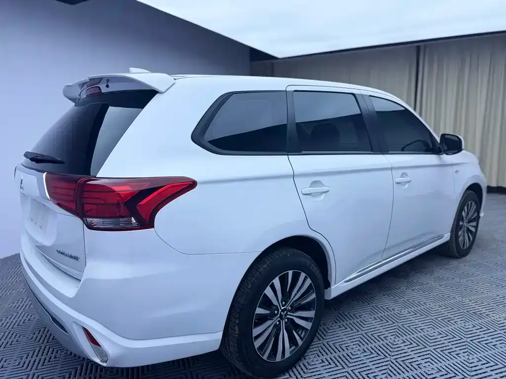 Mitsubishi Outlander — фото 9