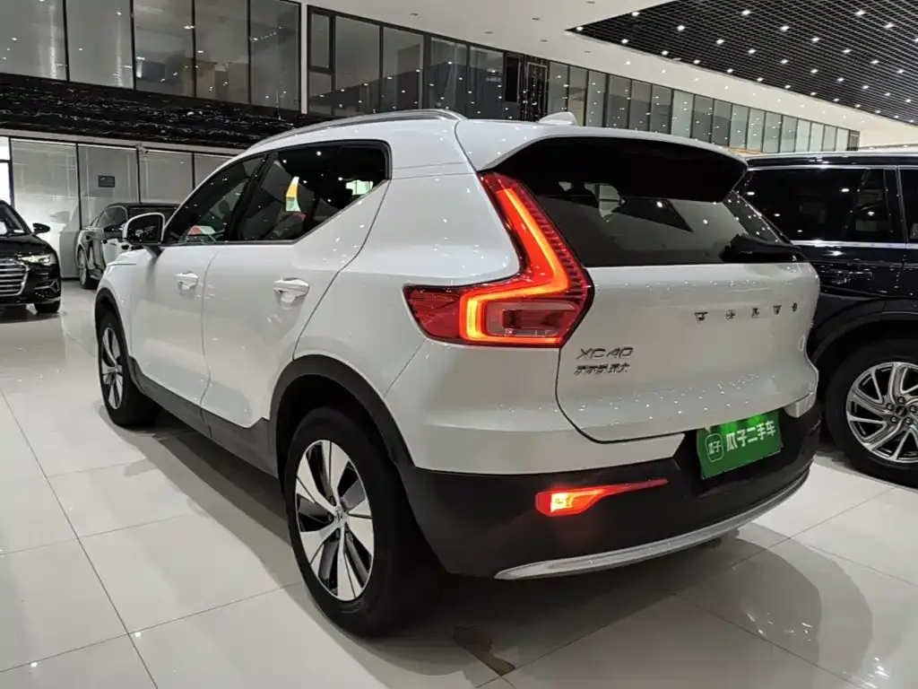 Volvo XC40 — фото 9