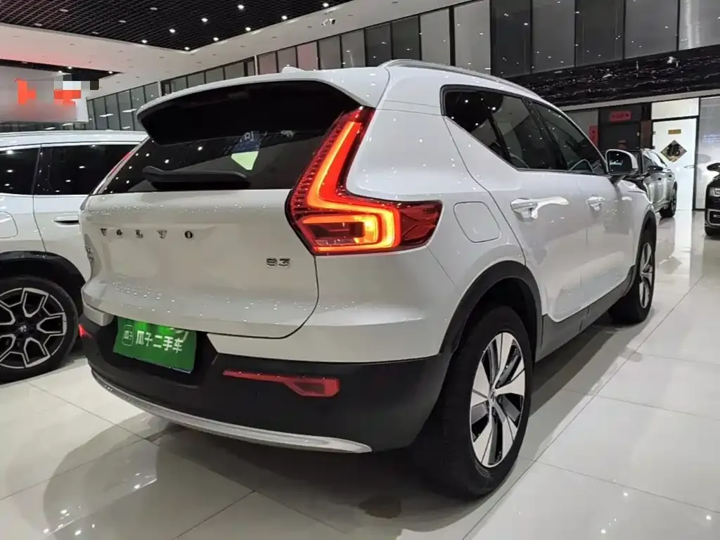 Volvo XC40 — фото 8