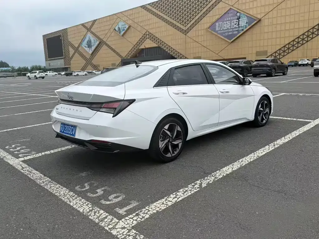 Hyundai Elantra — фото 10