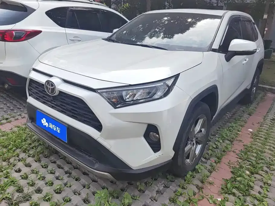 Toyota RAV4 — фото 1