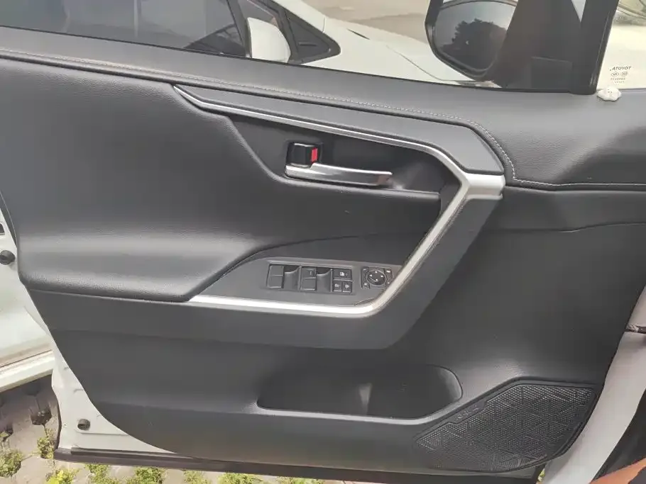 Toyota RAV4 — фото 4