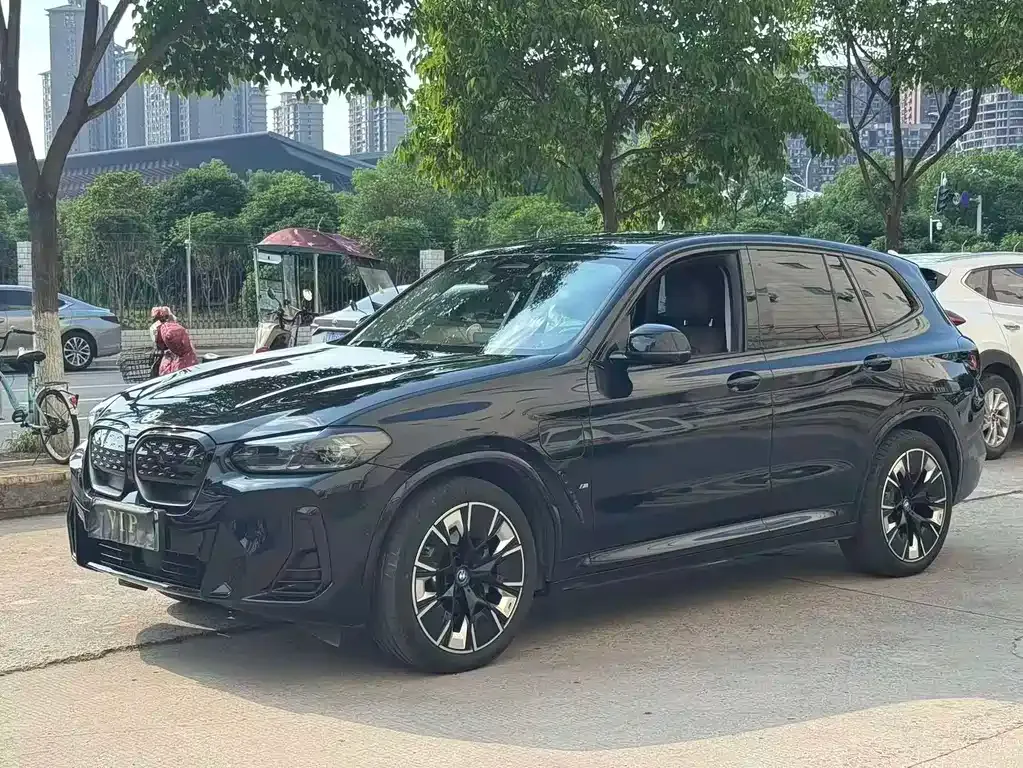 BMW iX3 — фото 1