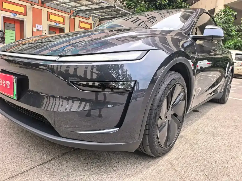 Tesla Model Y — фото 8