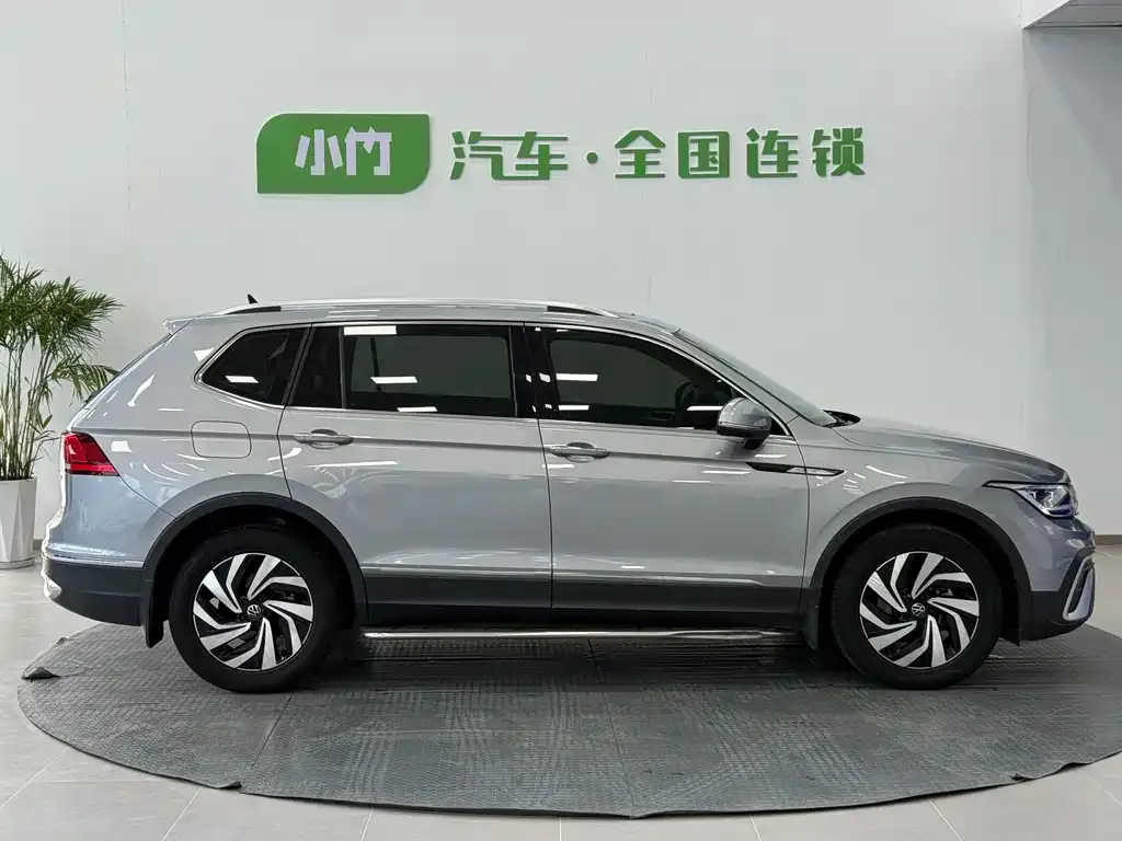 Volkswagen Tiguan L — фото 9