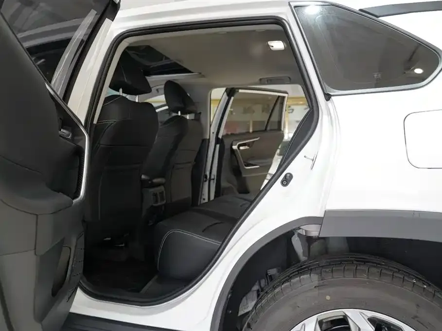 Toyota RAV4 — фото 5