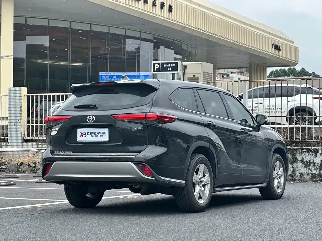 Toyota Highlander — фото 10
