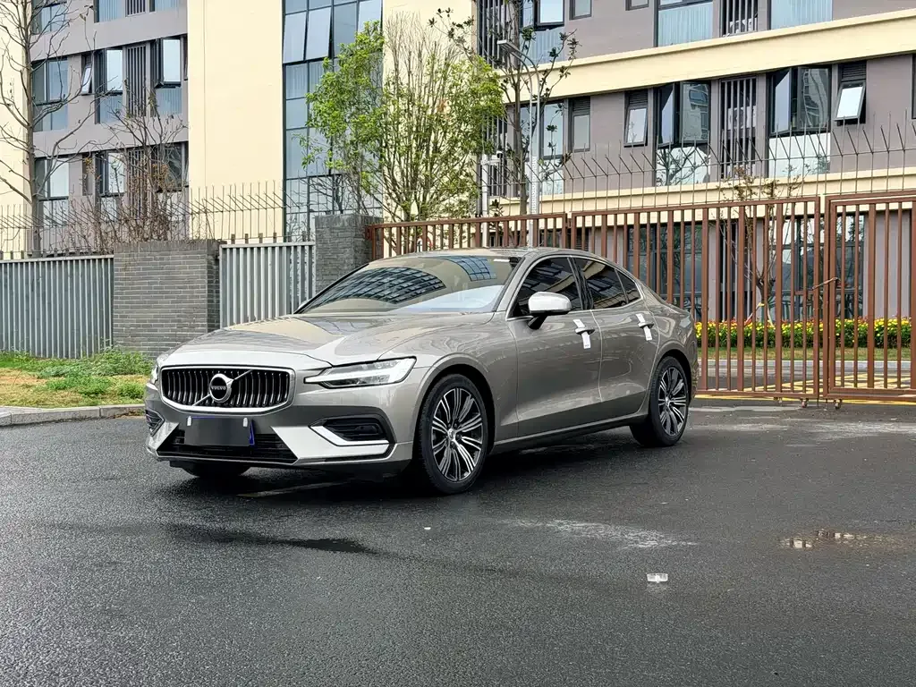 Volvo S60 — фото 1