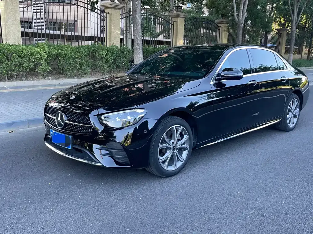 Mercedes-Benz E-Class — фото 1