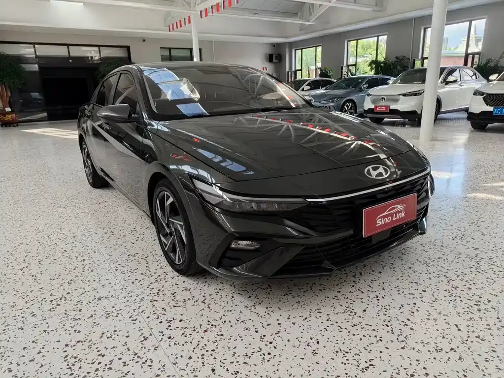 Hyundai Elantra — фото 1