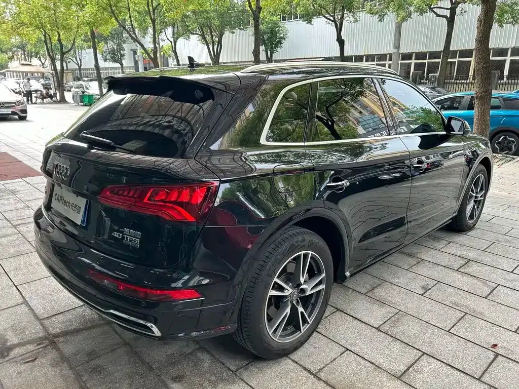 Audi Q5L — фото 10