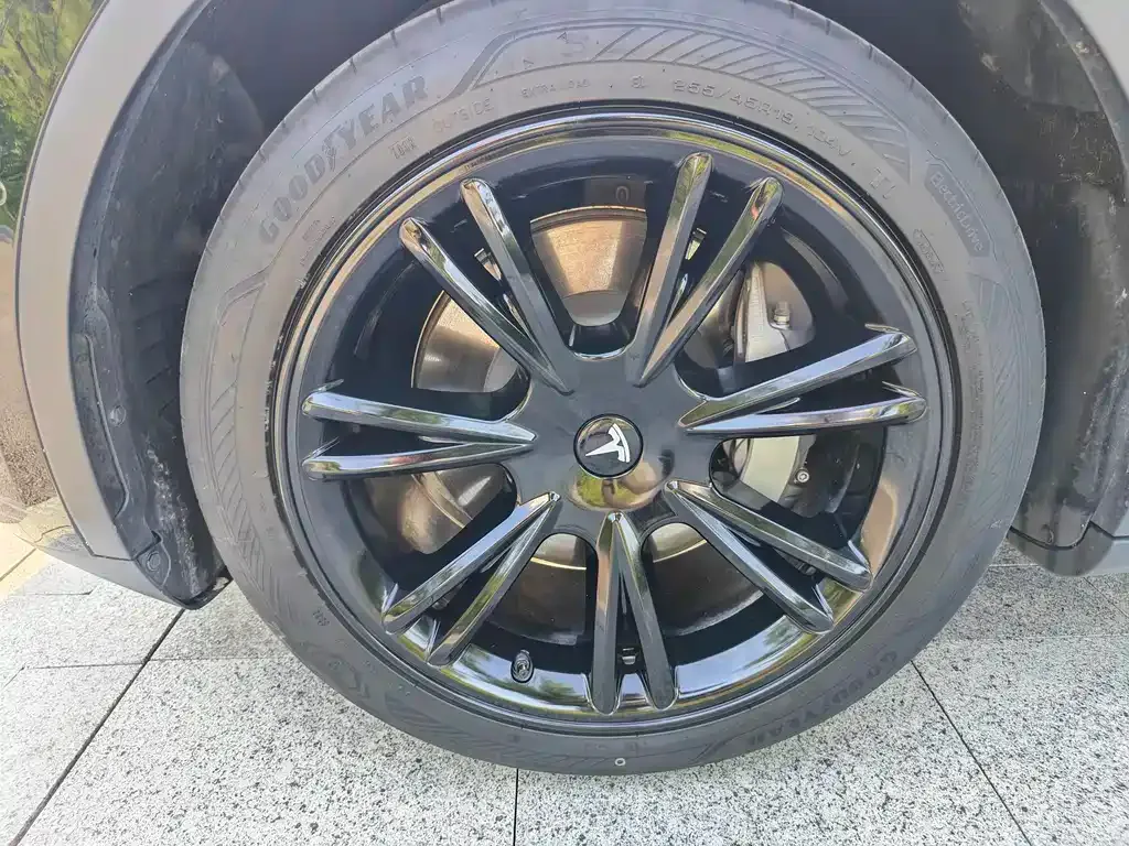 Tesla Model Y — фото 8