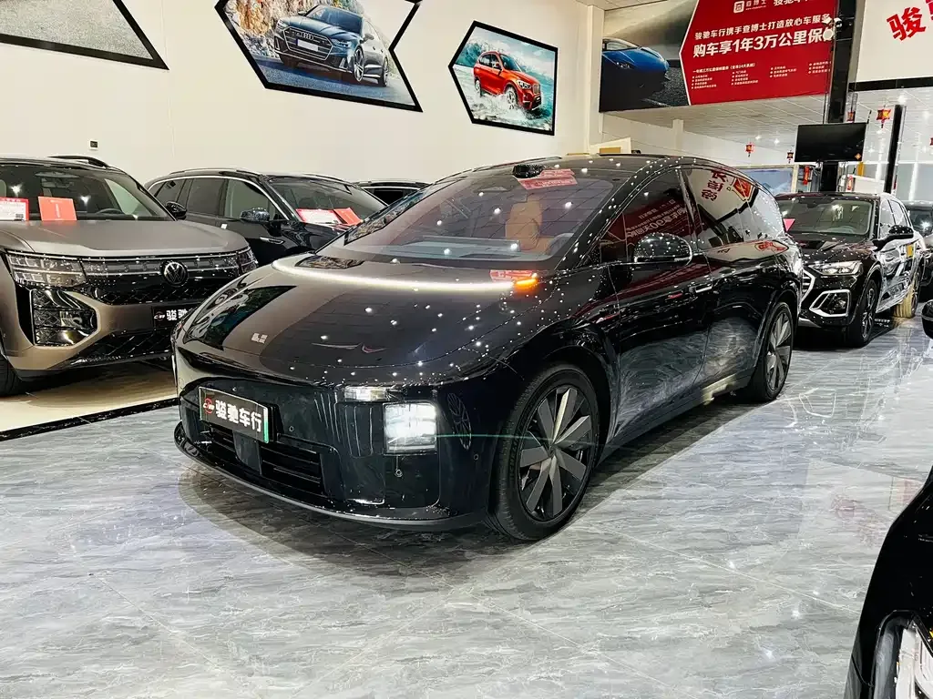 Li Auto i8 — фото 1