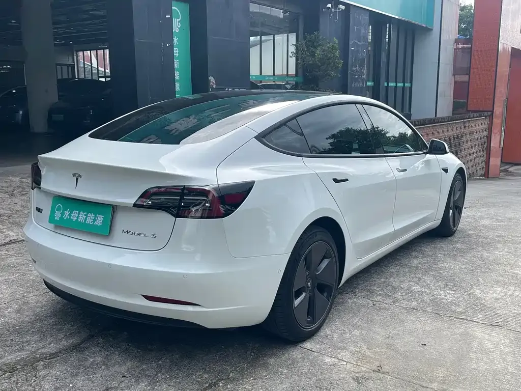 Tesla Model 3 — фото 4