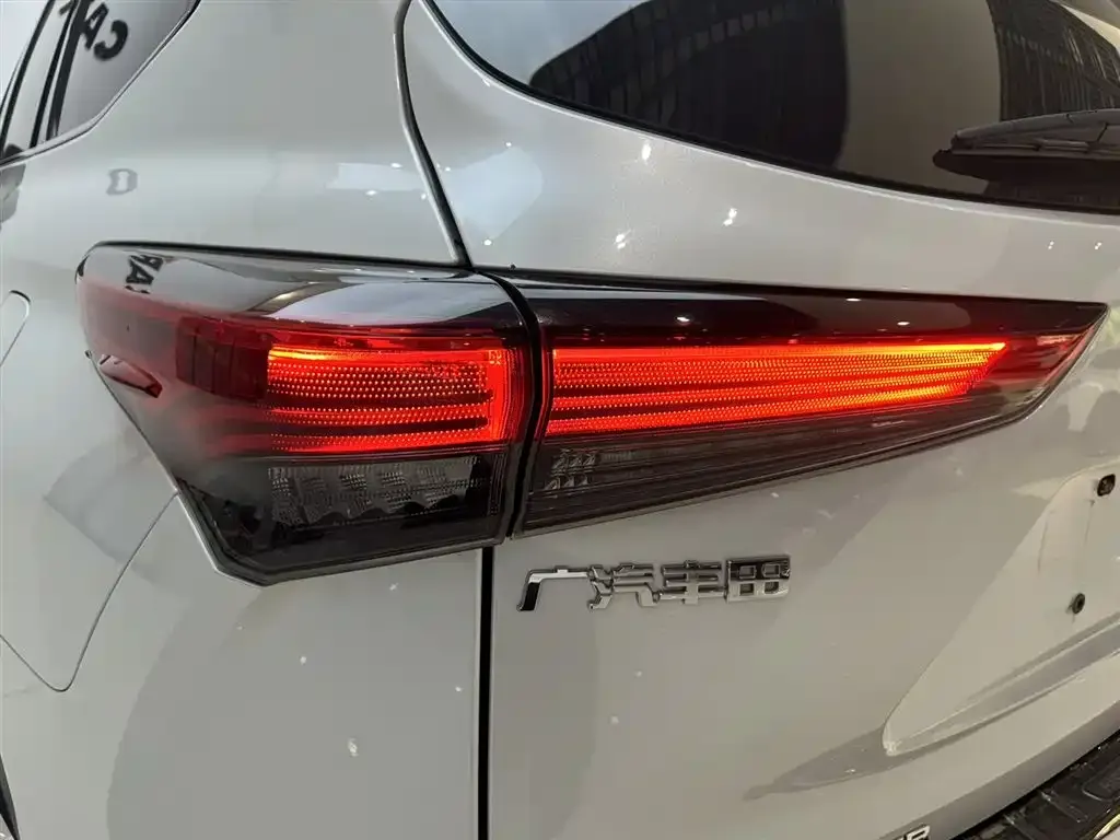 Toyota Highlander — фото 10