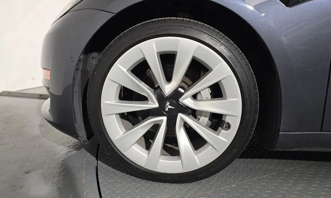 Tesla Model 3 — фото 10