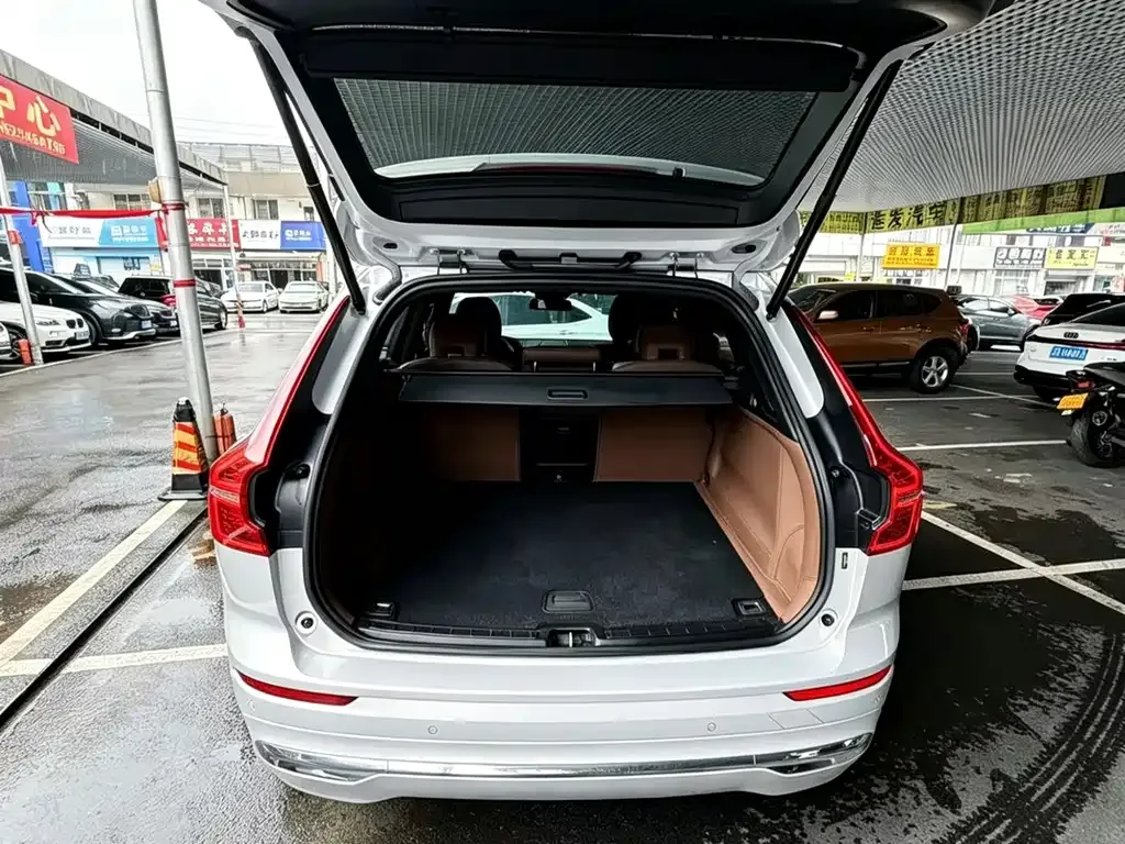 Volvo XC60 — фото 8