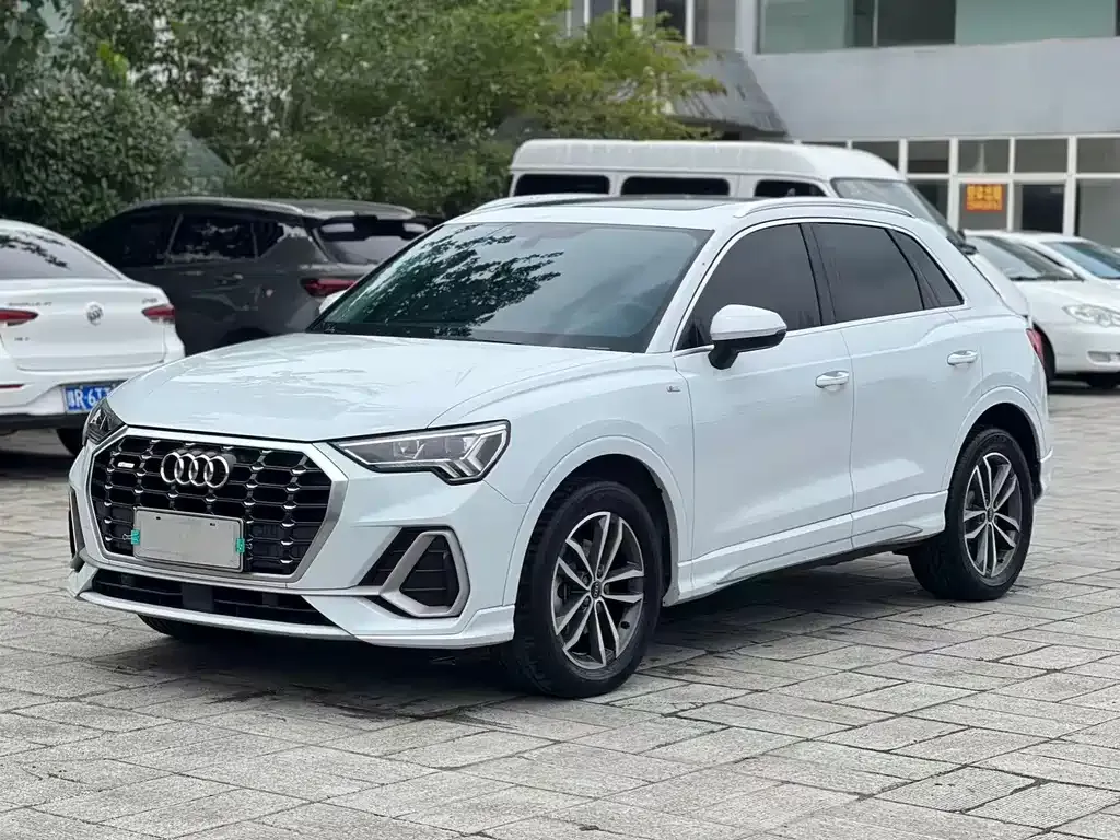 Audi Q3 — фото 1