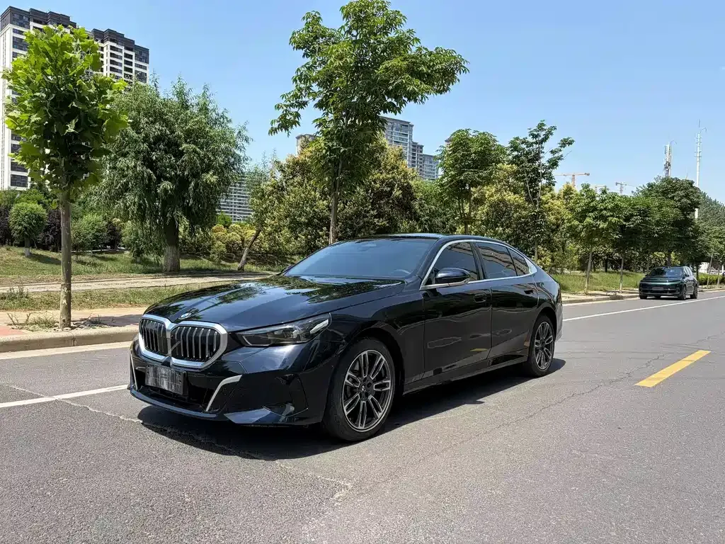 BMW 5 Series — фото 1