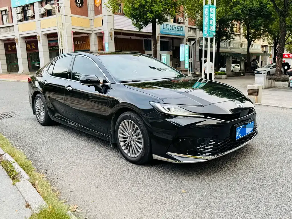 Toyota Camry — фото 1