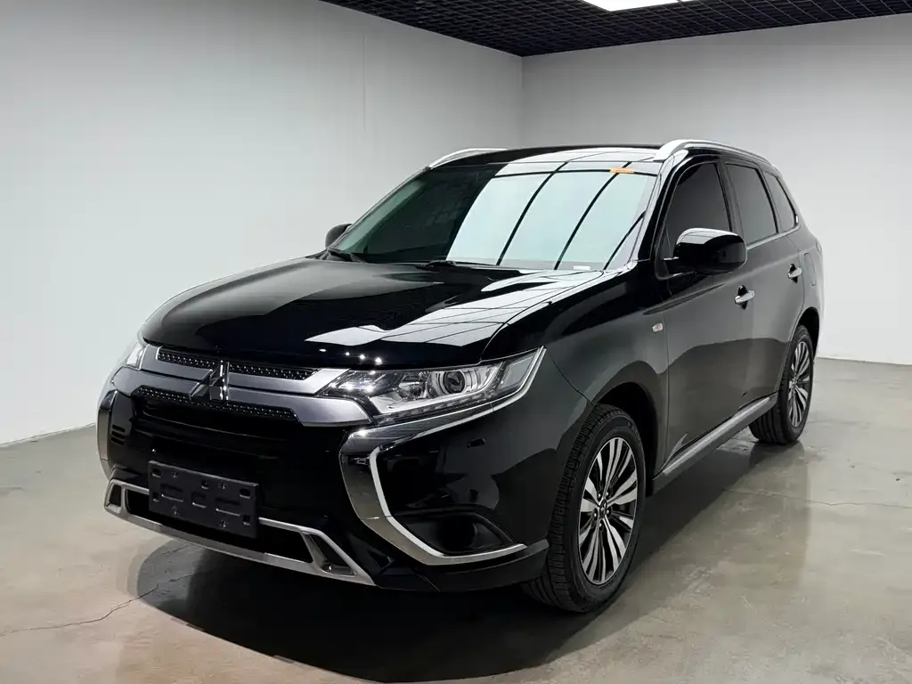 Mitsubishi Outlander — фото 1