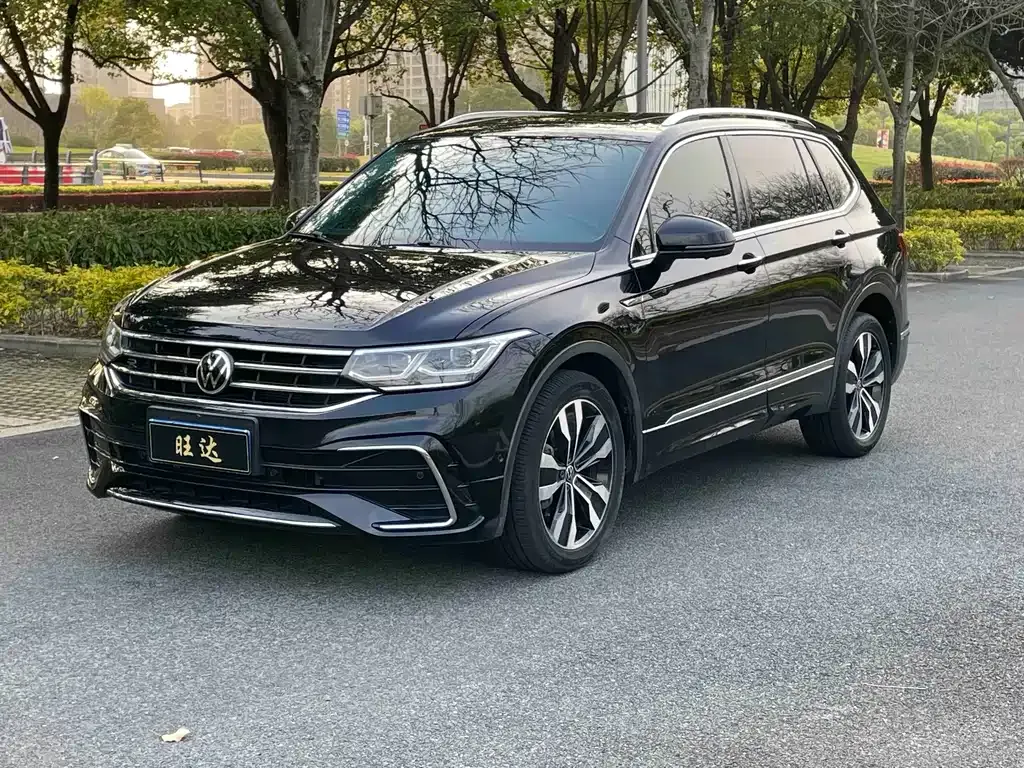 Volkswagen Tiguan L — фото 1