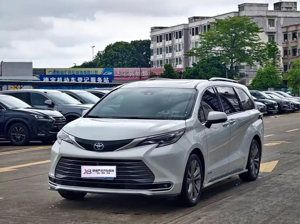 Toyota Sienna — фото 1