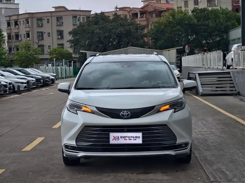 Toyota Sienna — фото 3