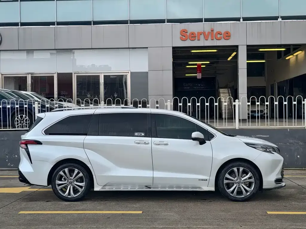 Toyota Sienna — фото 9