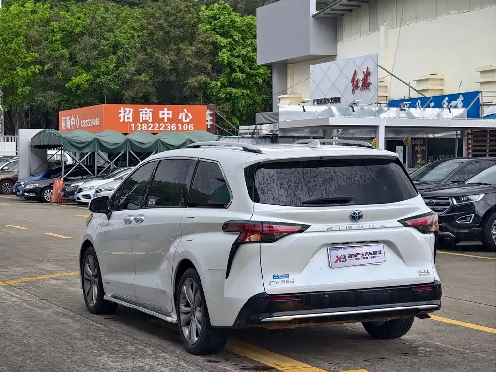 Toyota Sienna — фото 10