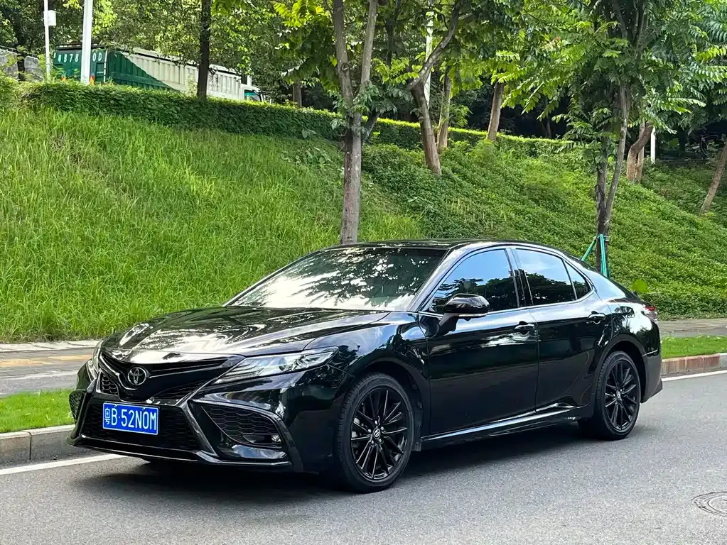 Toyota Camry — фото 1