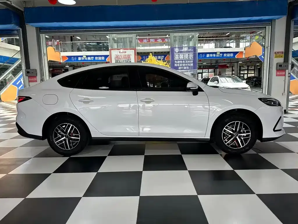 BYD Seal 05 DM-i — фото 8