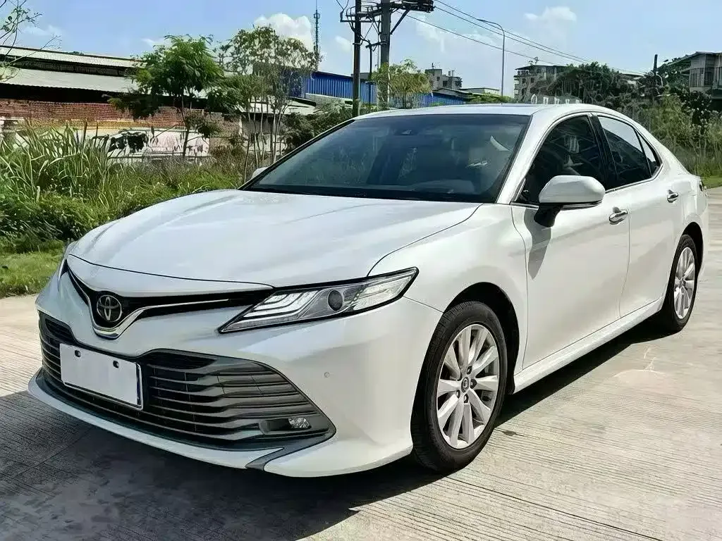 Toyota Camry — фото 1