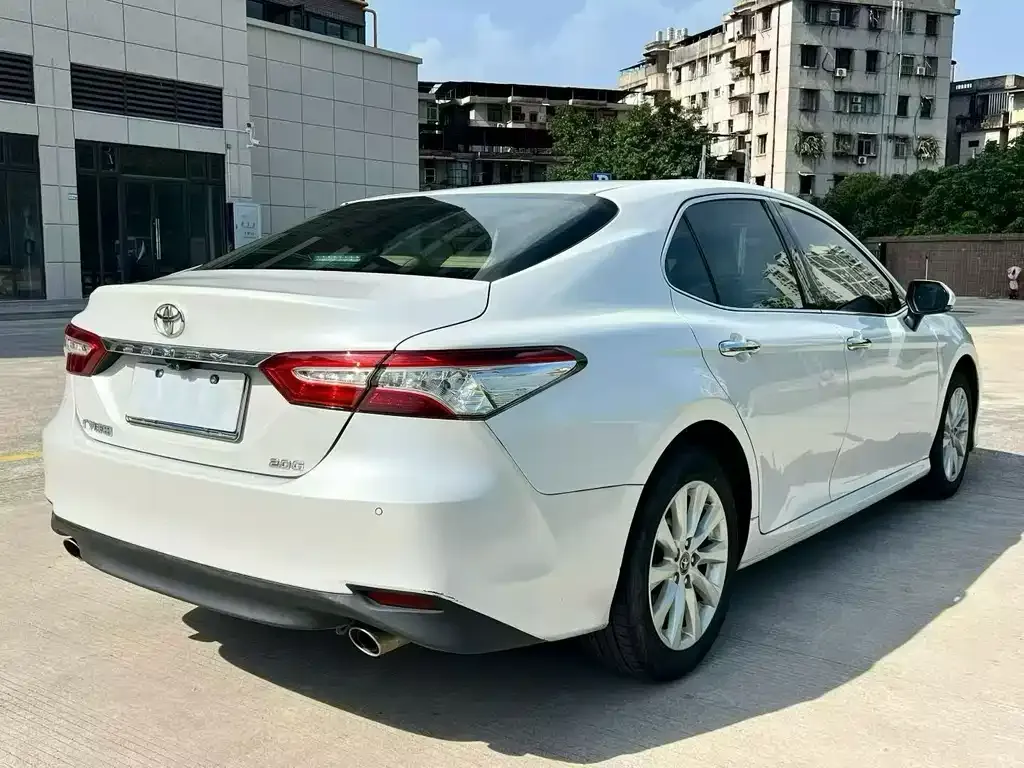 Toyota Camry — фото 2