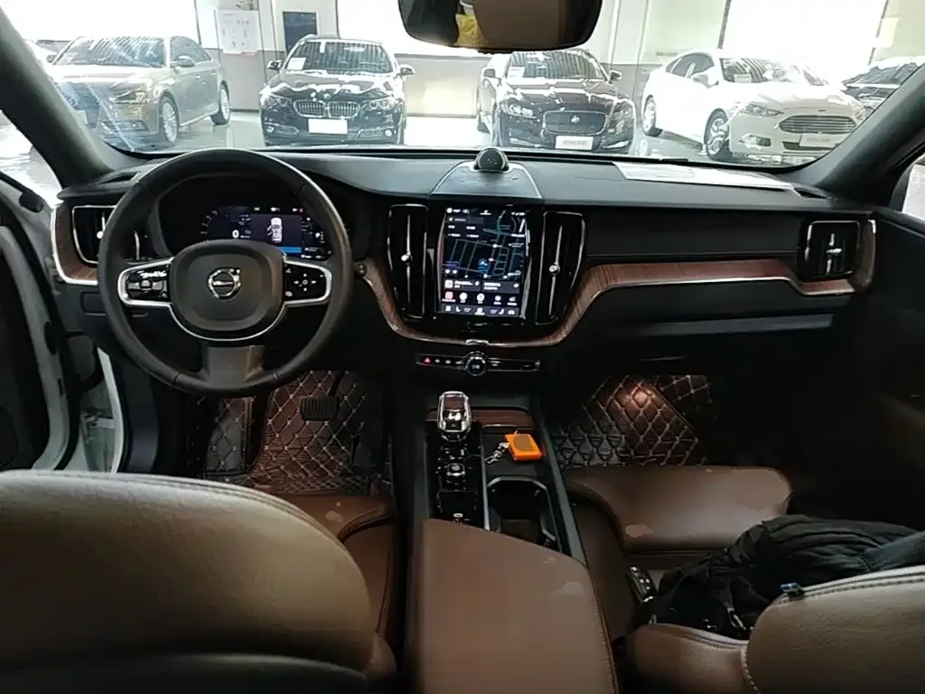 Volvo XC60 — фото 10