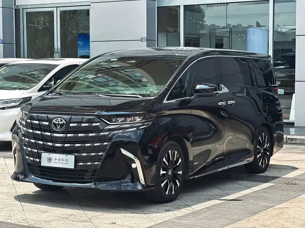 Toyota Alphard — фото 1