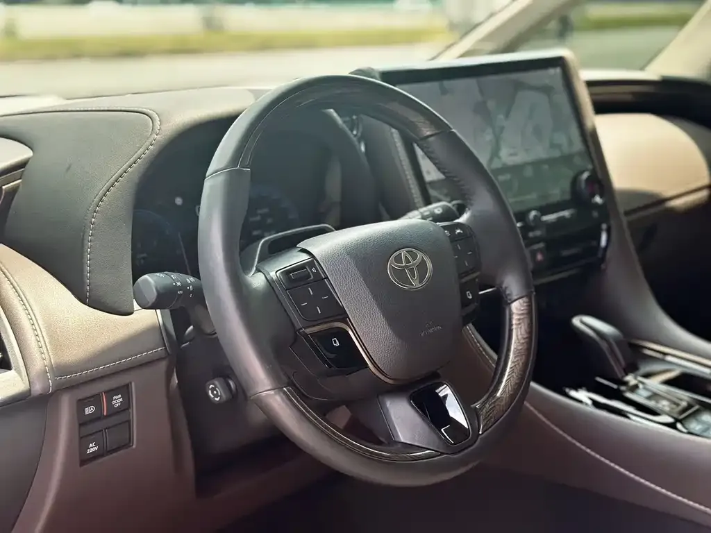 Toyota Alphard — фото 9
