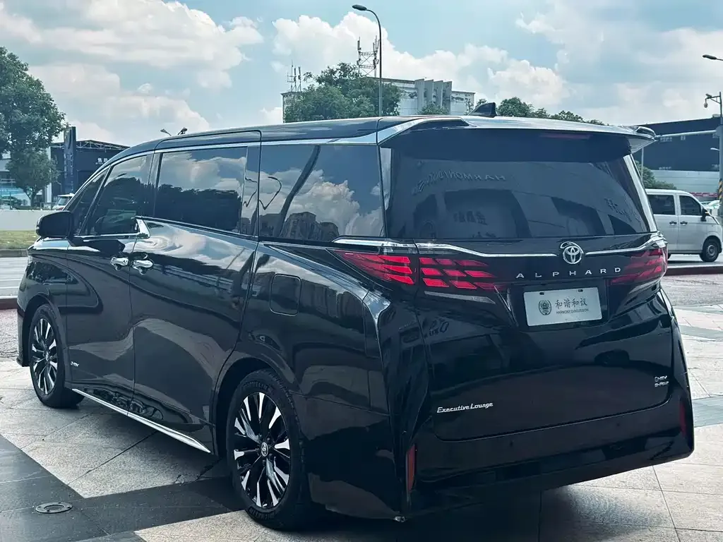 Toyota Alphard — фото 4