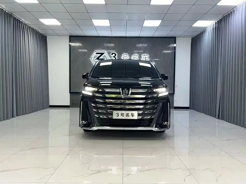 Toyota Vellfire — фото 1